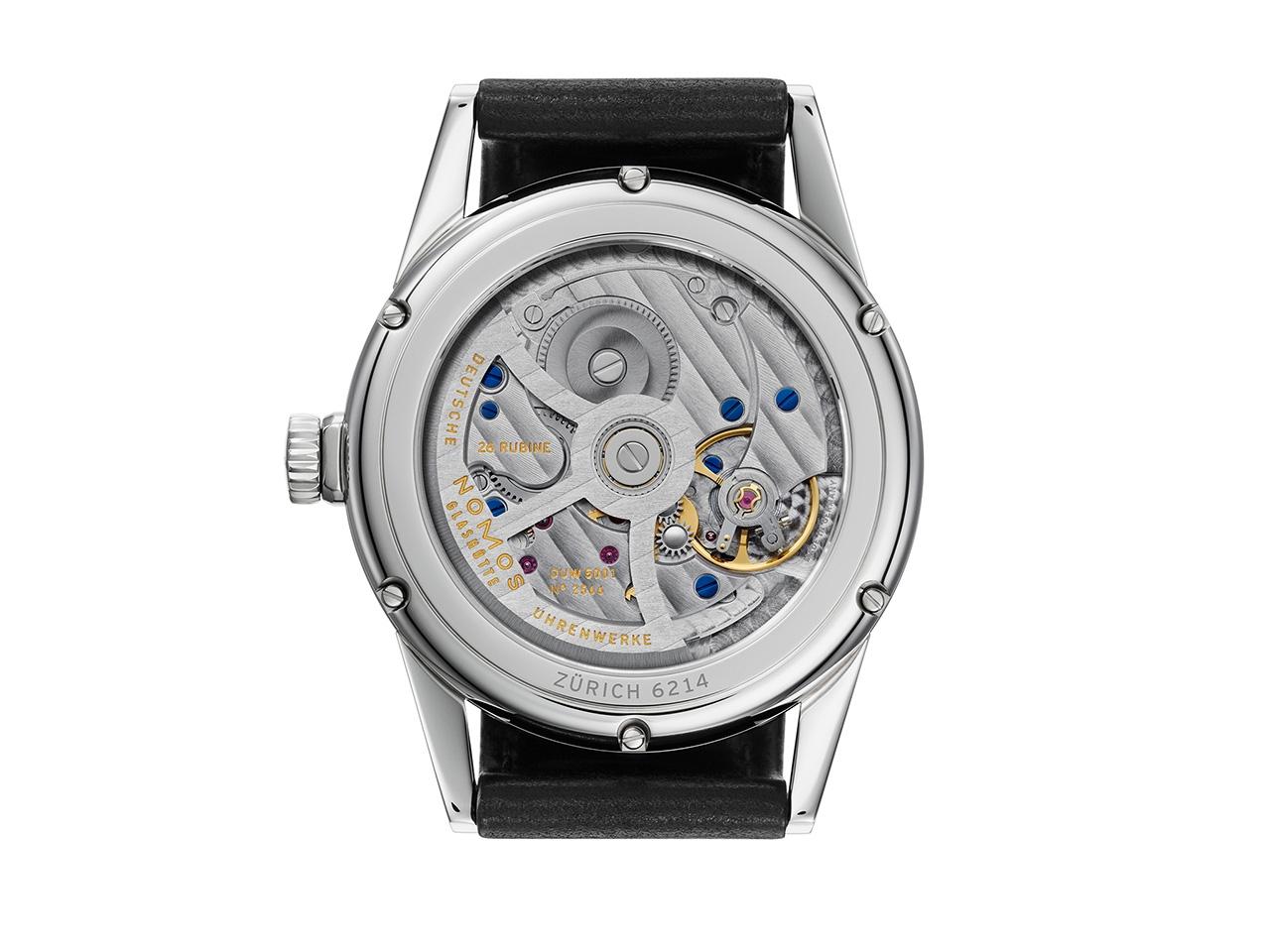 Nomos Glashütte Zürich Automatik Edelstahl 40mm weißes Zifferblatt schwarzes Lederband Glasboden – Herrenuhren Uhr ohne Datum aus Edelstahl. Das Gehäuse ist rund und silber. Das Lederarmband ist schwarz. Das Zifferblatt ist ein Index in weiß. – Ansicht 3