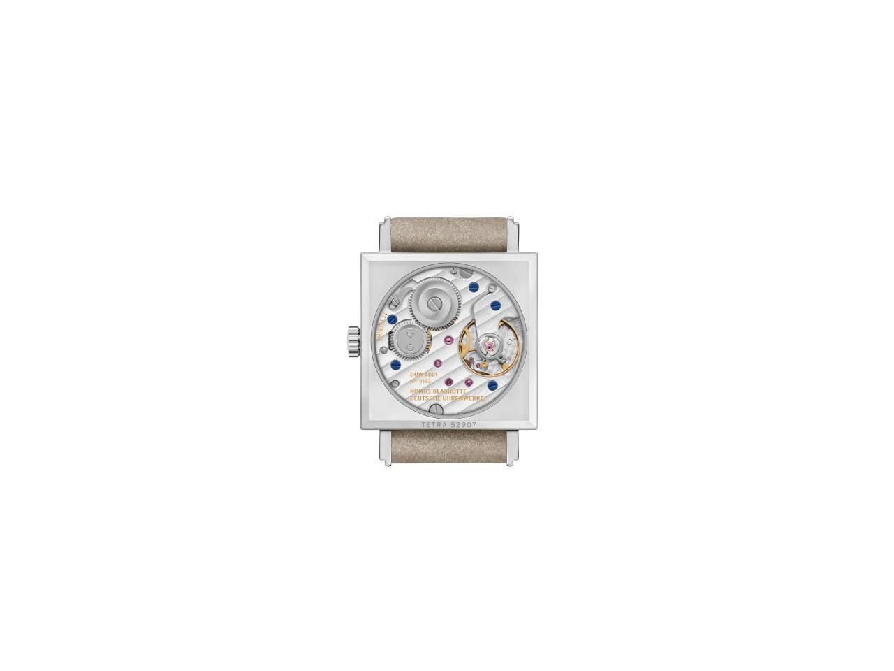 Nomos Glashütte Tetra 27 Duo Doré Handaufzug Edelstahl 27mm weißes Zifferblatt beiges Lederband Glasboden – Damenuhren Uhr ohne Datum aus Edelstahl und Leder. Das Gehäuse ist quadratisch und silber. Das Lederarmband ist beige. Das Zifferblatt ist arabisch Index und weiß. – Ansicht 2