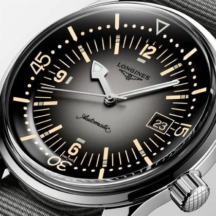 Longines Legend Diver Automatik Edelstahl 42mm graues Zifferblatt graues Textilband – Herrenuhren Uhr mit Datum aus Edelstahl. Das Gehäuse ist rund und silber. Das Textilarmband ist grau. Das Zifferblatt ist arabisch Index und grau. – Ansicht 3