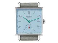 Nomos Glashütte Tetra Petit Four Azur Handaufzug Edelstahl 29mm blaues Zifferblatt graues Lederband Stahlboden – Damenuhren Uhr ohne Datum aus Edelstahl. Das Gehäuse ist quadratisch und silber. Das Lederarmband ist grau. Das Zifferblatt ist arabisch Index und blau. – Ansicht 5