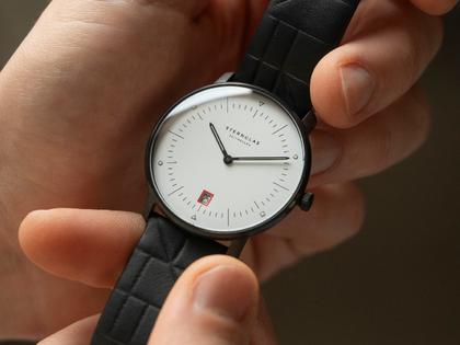 Sternglas Naos Edition Bauhaus III Quarz Edelstahl Schwarz-PVD 38mm weißes Zifferblatt schwarzes Lederband – Herrenuhren Uhr mit Datum aus Edelstahl, Leder und PVD beschichtet. Das Gehäuse ist rund und schwarz. Das Lederarmband ist schwarz. Das Zifferblatt ist arabisch Index und weiß. – Ansicht 7