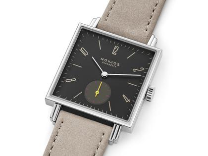 Nomos Glashütte Tetra Origins Basalt Handaufzug Edelstahl 29,5mm schwarzes Zifferblatt graues Lederband Glasboden – Damenuhren Uhr ohne Datum aus Edelstahl und Leder. Das Gehäuse ist quadratisch und silber. Das Lederarmband ist grau. Das Zifferblatt ist arabisch Index und schwarz. – Ansicht 3