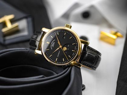 Mühle Glashütte Teutonia IV Mondphase Gold Limited Edition Automatik Gelbgold 41mm schwarzes Zifferblatt schwarzes Lederband – Herrenuhren Uhr mit Datum aus 750 Gelbgold und Leder. Das Gehäuse ist rund und gelbgold. Das Lederarmband Kroko / Alligator ist schwarz. Das Zifferblatt ist ein Index in schwarz. – Ansicht 2