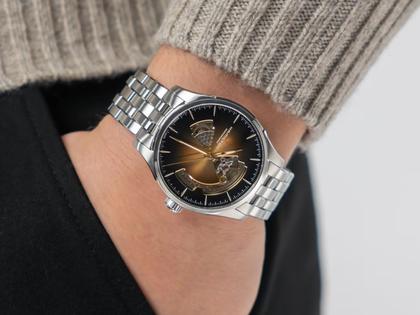 Hamilton Jazzmaster Open Heart Automatik Edelstahl 40mm braunes Zifferblatt Metallband – Herrenuhren Uhr ohne Datum aus Edelstahl. Das Gehäuse ist rund und silber. Das Edelstahlarmband ist silber. Das Zifferblatt ist ein Index in braun. – Ansicht 5