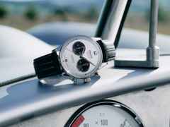 Union Glashütte Noramis Chronograph Sachsen Classic 2025 Limited Edition Automatik Edelstahl 42mm silberfarbenes Zifferblatt schwarzes Lederband – Herrenuhren Chronograph aus Edelstahl und Leder. Das Gehäuse ist rund und silber. Das Lederarmband ist schwarz. Das Zifferblatt ist arabisch Index und silber. – Ansicht 11