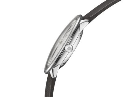 Junghans Meister fein Automatic Edelstahl 39mm silbernes Zifferblatt schwarzes Lederband – Herrenuhren Uhr mit Datum aus Edelstahl. Das Gehäuse ist rund und silber. Das Lederarmband ist schwarz. Das Zifferblatt ist ein Index in silber. – Ansicht 3