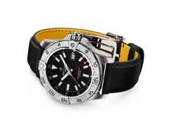 Breitling Avenger GMT 44 Automatik Edelstahl schwarzes Zifferblatt schwarzes Lederband – Herrenuhren Uhr mit Datum aus Edelstahl und Leder. Das Gehäuse ist rund und silber. Das Lederarmband ist schwarz. Das Zifferblatt ist ein Index in schwarz. – Ansicht 3