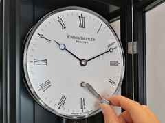 Erwin Sattler Seilzug Regulator Wanduhr Classica P 70 M schwarz – Großuhren Wanduhr aus . Das Gehäuse ist rechteckig und schwarz. Das Zifferblatt ist arabisch Index und weiß. – Ansicht 3