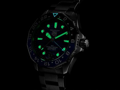 TAG Heuer Aquaracer Professional 300 GMT Automatik Edelstahl 42mm blaues Zifferblatt Metallband – Herrenuhren Uhr mit Datum aus Edelstahl und Keramik. Das Gehäuse ist rund und silber. Das Edelstahlarmband ist silber. Das Zifferblatt ist ein Index in blau. – Ansicht 4