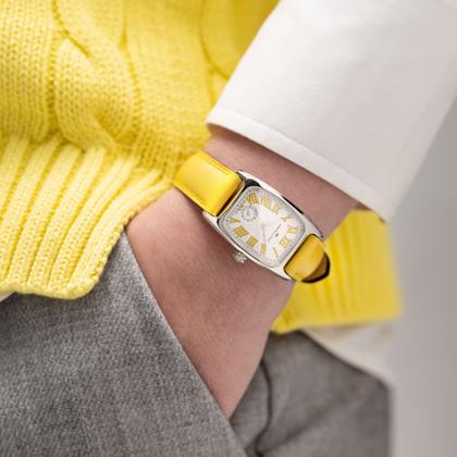 Hamilton American Classic Boulton Small Second M Quarz Edelstahl weißes Zifferblatt gelbes Lederband – Herrenuhren Uhr ohne Datum aus Edelstahl und Leder. Das Gehäuse ist rechteckig und silber. Das Lederarmband ist gelb. Das Zifferblatt ist römisch und weiß. – Ansicht 5