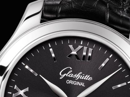 Glashütte Original Lady Serenade Automatik Edelstahl 36mm schwarzes Zifferblatt schwarzes Lederband – Damenuhren Uhr mit Datum aus Edelstahl. Das Gehäuse ist rund und silber. Das Lederarmband Kroko / Alligator ist schwarz. Das Zifferblatt ist römisch Index und schwarz. – Ansicht 2