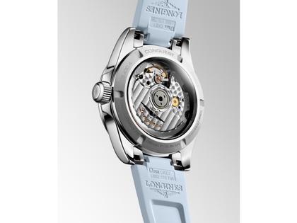 Longines Conquest Automatik Edelstahl 34mm blaues Zifferblatt blaues Kautschukband – Damenuhren Uhr mit Datum aus Edelstahl. Das Gehäuse ist rund und silber. Das Kautschuk / Kunststoff / Silikon Armband ist blau. Das Zifferblatt ist ein Index in blau. – Ansicht 2