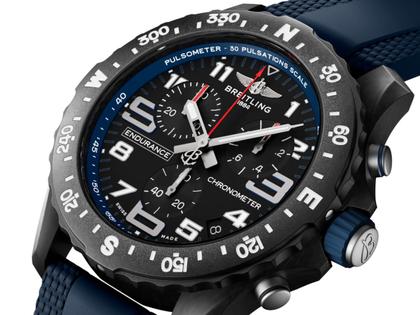 Breitling Endurance Pro 44 Chronograph Quarz Breitlight schwarzes Zifferblatt blaues Kautschukband – Herrenuhren Chronograph aus Kautschuk und Sonstiges. Das Gehäuse ist rund und schwarz. Das Kautschuk / Kunststoff / Silikon Armband ist blau. Das Zifferblatt ist arabisch Index und schwarz. – Ansicht 4