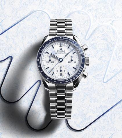 Omega Speedmaster 38 Chronograph Automatik Milano Cortina 2026 Edelstahl 38mm weißes Zifferblatt Metallband – Herrenuhren Chronograph aus Edelstahl und Keramik. Das Gehäuse ist rund und silber. Das Edelstahlarmband ist silber. Das Zifferblatt ist ein Index in weiß. – Ansicht 3