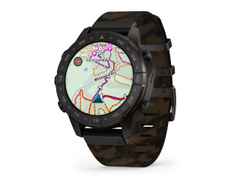 Garmin MARQ Commander Gen 3 Titan Schwarz-DLC 47mm digitales Display schwarzes Textilband – Herrenuhren Uhr Multifunktion aus DLC beschichtet, Keramik und Titan. Das Gehäuse ist rund und grau. Das Textilarmband ist schwarz. Der Zifferblatt ist digital. – Ansicht 2