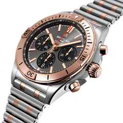 Breitling Chronomat B01 42 Edelstahl graues Zifferblatt Metallband – Herrenuhren Chronograph aus 750 Rotgold und Edelstahl. Das Gehäuse ist rund und silber-roségold. Das Edelstahlarmband ist silber-roségold. Das Zifferblatt ist ein Index in grau. – Ansicht 2