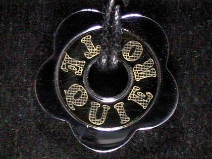 Edelstahlanhänger – Halsschmuck Collier aus 750 Gelbgold.