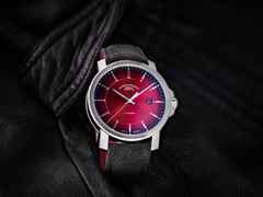 Mühle Glashütte 29er Casual Edition 135 Jahre Juwelier Roller Automatik Edelstahl 42,4mm rotes Zifferblatt graues Lederband – Herrenuhren Uhr mit Datum aus Edelstahl und Leder. Das Gehäuse ist rund und silber. Das Lederarmband ist grau. Das Zifferblatt ist ein Index in rot. – Ansicht 3