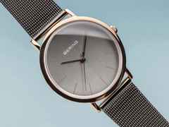 Bering 13436 Edelstahl Damenuhr rosegold graues Zifferblatt Edelstahlband – Damenuhren Uhr ohne Datum aus Edelstahl und PVD beschichtet. Das Gehäuse ist rund und roségold. Das Edelstahlarmband ist grau. Das Zifferblatt ist ein Index in grau. – Ansicht 2