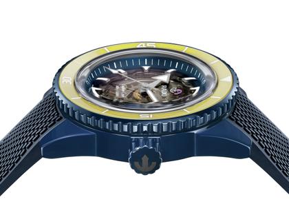 Rado Captain Cook High-Tech Ceramic Skeleton Limited Edition Gelb Automatik Keramik 43mm skelettiertes Zifferblatt blaues Kautschukband – Herrenuhren Uhr ohne Datum aus Edelstahl, Kautschuk, Keramik, PVD beschichtet und Titan. Das Gehäuse ist rund und blau. Das Kautschuk / Kunststoff / Silikon Armband ist blau. Das Zifferblatt ist ein Index in grau. – Ansicht 3