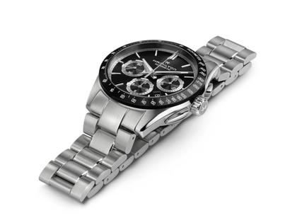 Hamilton Jazzmaster Performer Auto Chrono Edelstahl 42mm schwarzes Zifferblatt Metallband – Herrenuhren Chronograph aus Edelstahl. Das Gehäuse ist rund und silber. Das Edelstahlarmband ist silber. Das Zifferblatt ist arabisch Index und schwarz. – Ansicht 2