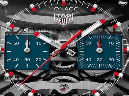 TAG Heuer Monaco Evergraph Automatik Titan 40mm skelettiertes Zifferblatt blaues Kautschukband – Herrenuhren Chronograph aus Titan. Das Gehäuse ist quadratisch und grau. Das Kautschuk / Kunststoff / Silikon Armband ist blau. Das Zifferblatt ist ein Index in silber. – Ansicht 4