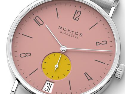 Nomos Glashütte Tangente 38 Datum "175 Years Watchmaking - Bubblegum" Handaufzug Edelstahl rosa Zifferblatt graues Textilband Glasboden – Herrenuhren Uhr mit Datum aus Edelstahl. Das Gehäuse ist rund und silber. Das Textilarmband ist grau. Das Zifferblatt ist arabisch Index und rosa. – Ansicht 4