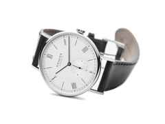 Nomos Glashütte Ludwig 38 75 Jahre Grundgesetz Handaufzug Edelstahl 38mm weißes Zifferblatt schwarzes Lederband limitiert – Herrenuhren Uhr ohne Datum aus Edelstahl und Leder. Das Gehäuse ist rund und silber. Das Lederarmband ist schwarz. Das Zifferblatt ist römisch Index und weiß. – Ansicht 4