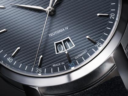 Mühle Glashütte Teutonia IV Großdatum Edition 1994 Automatik Edelstahl 41mm anthrazitblaues Zifferblatt schwarzes Lederband – Herrenuhren Uhr mit Datum aus Edelstahl. Das Gehäuse ist rund und silber. Das Lederarmband Kroko / Alligator ist schwarz. Das Zifferblatt ist ein Index in blau. – Ansicht 2