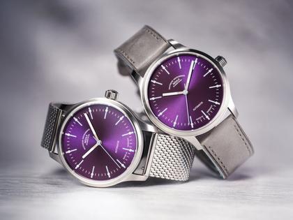 Mühle Glashütte Panova Violett Automatik Edelstahl 40mm graues Lederband – Herrenuhren Uhr ohne Datum aus Edelstahl. Das Gehäuse ist rund und silber. Das Lederarmband ist grau. Das Zifferblatt ist ein Index in lila. – Ansicht 3