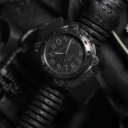 Hamilton BeLOWZERO Auto TENET Titan 46mm graue Zeigerspitze schwarzes Kautschukband – Herrenuhren Uhr ohne Datum aus Titan. Das Gehäuse ist rund und schwarz. Das Kautschuk / Kunststoff / Silikon Armband ist schwarz. Das Zifferblatt ist arabisch und schwarz. – Ansicht 2