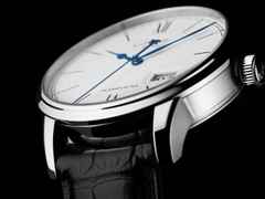 Glashütte Original Senator Excellence Panoramadatum Automatik Edelstahl 40mm weißes Zifferblatt schwarzes Lederband – Herrenuhren Uhr mit Datum aus Edelstahl. Das Gehäuse ist rund und silber. Das Lederarmband Kroko / Alligator ist schwarz. Das Zifferblatt ist römisch Index und silber. – Ansicht 2