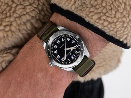 Hamilton Khaki Field Expedition Automatik Edelstahl 41mm schwarzes Zifferblatt olivgrünes Textilband – Herrenuhren Uhr ohne Datum aus Edelstahl. Das Gehäuse ist rund und silber. Das Textilarmband ist grün. Das Zifferblatt ist ein Index in schwarz. – Ansicht 6