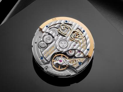 Glashütte Original Senator Excellence Ewiger Kalender Automatik Edelstahl 42mm silbergraues Zifferblatt blaues Textilband – Herrenuhren Uhr mit Kalender aus Edelstahl. Das Gehäuse ist rund und silber. Das Textilarmband ist blau. Das Zifferblatt ist römisch und grau. – Ansicht 5