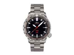Sinn Spezialuhren Taucheruhr UX (EZM 2B) Metallband – Herrenuhren Uhr mit Datum aus Edelstahl. Das Gehäuse ist rund und silber. Das Edelstahlarmband ist silber. Das Zifferblatt ist ein Index in schwarz.