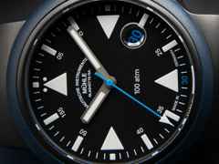 Mühle Glashütte S.A.R. Rescue-Timer Edition 1994 Automatik Edelstahl Schwarz-PVD 42mm schwarzes Zifferblatt blaues Kautschukband – Herrenuhren Uhr mit Datum aus Edelstahl, Kautschuk und PVD beschichtet. Das Gehäuse ist rund und schwarz. Das Kautschuk / Kunststoff / Silikon Armband ist blau. Das Zifferblatt ist ein Index in schwarz. – Ansicht 2