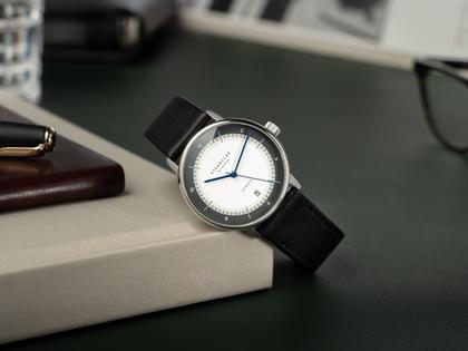 Sternglas Naos Automatik Edition 60 Edelstahl 38mm graues Zifferblatt schwarzes Lederband – Herrenuhren Uhr mit Datum aus Edelstahl. Das Gehäuse ist rund und silber. Das Lederarmband ist schwarz. Das Zifferblatt ist arabisch Index und grau. – Ansicht 5
