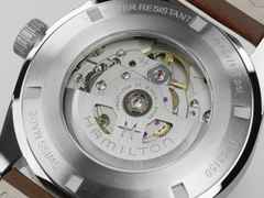 Hamilton Khaki Field Expedition Automatik Edelstahl 41mm dunkelblaues Zifferblatt braunes Lederband – Herrenuhren Uhr ohne Datum aus Edelstahl und Leder. Das Gehäuse ist rund und silber. Das Edelstahlarmband ist braun. Das Zifferblatt ist arabisch und blau. – Ansicht 4
