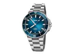 Oris Aquis Date Calibre 400 Automatik Edelstahl 43,5mm blaues Zifferblatt Metallband – Herrenuhren Uhr mit Datum aus Edelstahl und Keramik. Das Gehäuse ist rund und silber. Das Edelstahlarmband ist silber. Das Zifferblatt ist ein Index in blau.