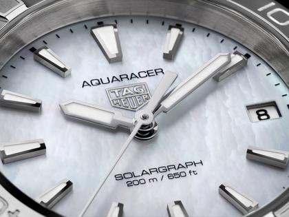TAG Heuer Aquaracer Professional 200 Solargraph Quarz Edelstahl 34mm weißes Perlmutt-Zifferblatt Metallband – Damenuhren Uhr mit Datum aus Edelstahl. Das Gehäuse ist rund und silber. Das Edelstahlarmband ist silber. Das Zifferblatt ist ein Index in weiß. – Ansicht 5