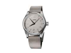 Oris ProPilot Date Automatik Edelstahl 41mm graues Zifferblatt graues Lederband – Herrenuhren Uhr mit Datum aus Edelstahl und Leder. Das Gehäuse ist rund und silber. Das Lederarmband ist grau. Das Zifferblatt ist arabisch und grau.