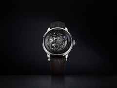 Glashütte Original PanoMaticCalendar Automatik Platin 42mm skelettiertes Zifferblatt schwarzes Lederband limitiert – Herrenuhren Uhr mit Kalender aus 950 Platin. Das Gehäuse ist rund und silber. Das Lederarmband Kroko / Alligator ist schwarz. Das Zifferblatt ist ein Index in schwarz. – Ansicht 4
