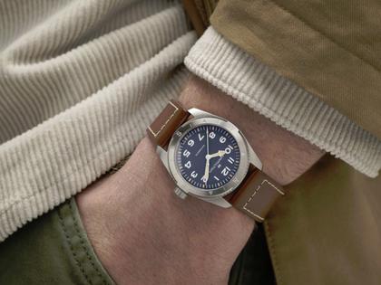 Hamilton Khaki Field Expedition Automatik Edelstahl 37mm dunkelblaues Zifferblatt braunes Lederband – Herrenuhren Uhr ohne Datum aus Edelstahl und Leder. Das Gehäuse ist rund und silber. Das Edelstahlarmband ist braun. Das Zifferblatt ist arabisch und blau. – Ansicht 5