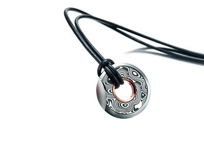 Meister Men´s Collection Anhänger Titan mit Damaszenerstahl – Anhänger Anhänger ohne Besatz aus 750 Rotgold, Damaststahl, Leder, Titan und und .