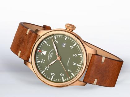 Mühle Glashütte Terrasport IV Bronze Khaki Edition Automatik 42mm grünes Zifferblatt braunes Lederband – Herrenuhren Uhr mit Datum aus Bronze und Edelstahl. Das Gehäuse ist rund und roségold. Das Lederarmband ist braun. Das Zifferblatt ist arabisch und grün. – Ansicht 2