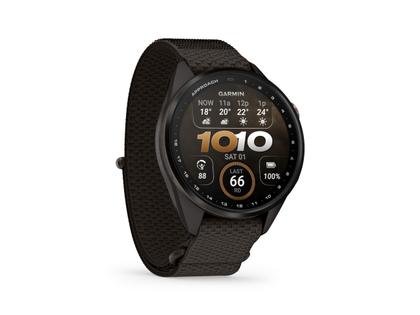 Garmin Approach S72 Titan Schwarz-DLC 43mm digitales Display schwarzes Textilband – Herrenuhren Uhr Multifunktion aus Keramik und Kunststoff. Das Gehäuse ist rund und schwarz. Das Textilarmband ist schwarz. Das Zifferblatt ist digital und schwarz. – Ansicht 5