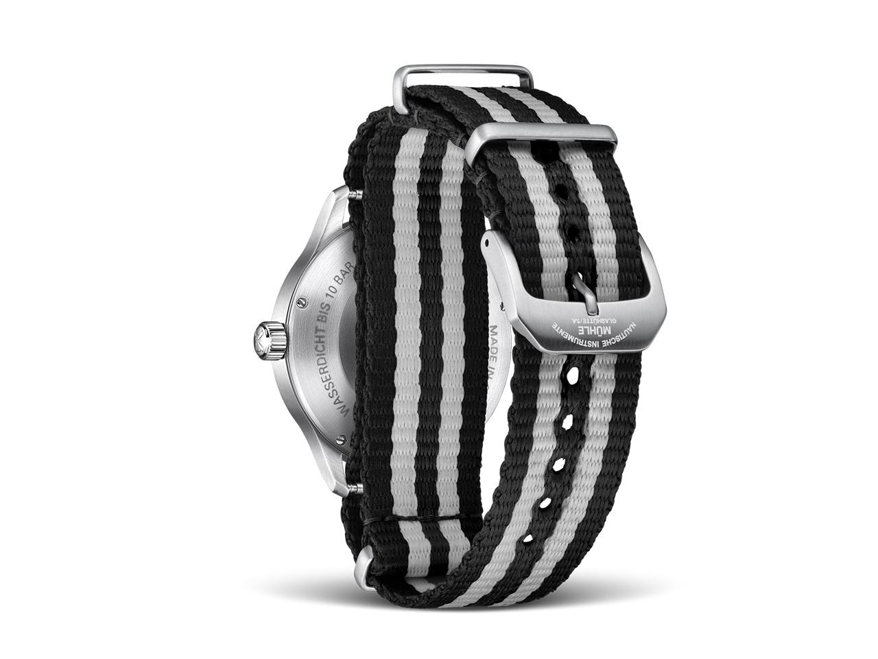 Mühle Glashütte Panova Rot Automatik Edelstahl 40mm schwarz-weißes Textilband – Herrenuhren Uhr ohne Datum aus Edelstahl und Leder. Das Gehäuse ist rund und silber. Das Textilarmband ist schwarz. Das Zifferblatt ist ein Index in rot. – Ansicht 2