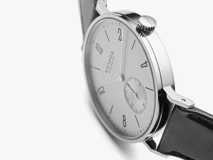 Nomos Glashütte Tangente 39 neomatik Platingrau Automatik 39mm silberfarbenes Zifferblatt schwarzes Lederband Glasboden – Herrenuhren Uhr ohne Datum aus Edelstahl. Das Gehäuse ist rund und silber. Das Lederarmband ist schwarz. Das Zifferblatt ist arabisch Index und grau. – Ansicht 4