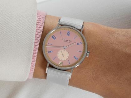Nomos Glashütte Tangente 38 Datum "175 Years Watchmaking - Pompadour" Handaufzug Edelstahl rosa Zifferblatt graues Textilband Glasboden – Herrenuhren Uhr mit Datum aus Edelstahl. Das Gehäuse ist rund und silber. Das Textilarmband ist grau. Das Zifferblatt ist arabisch Index und rosa. – Ansicht 7