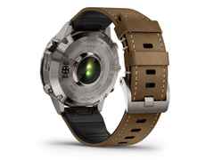 Garmin MARQ Adventurer Gen 2 digital Titan 46mm braunes Lederband – Herrenuhren Uhr Multifunktion aus Kautschuk, Leder und Titan. Das Gehäuse ist rund und grau. Das Kautschuk / Kunststoff / Silikon Armband ist braun. Der Zifferblatt ist digital. – Ansicht 4